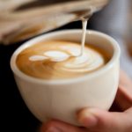Dlaczego nie należy kupować kawy „na mieście”…